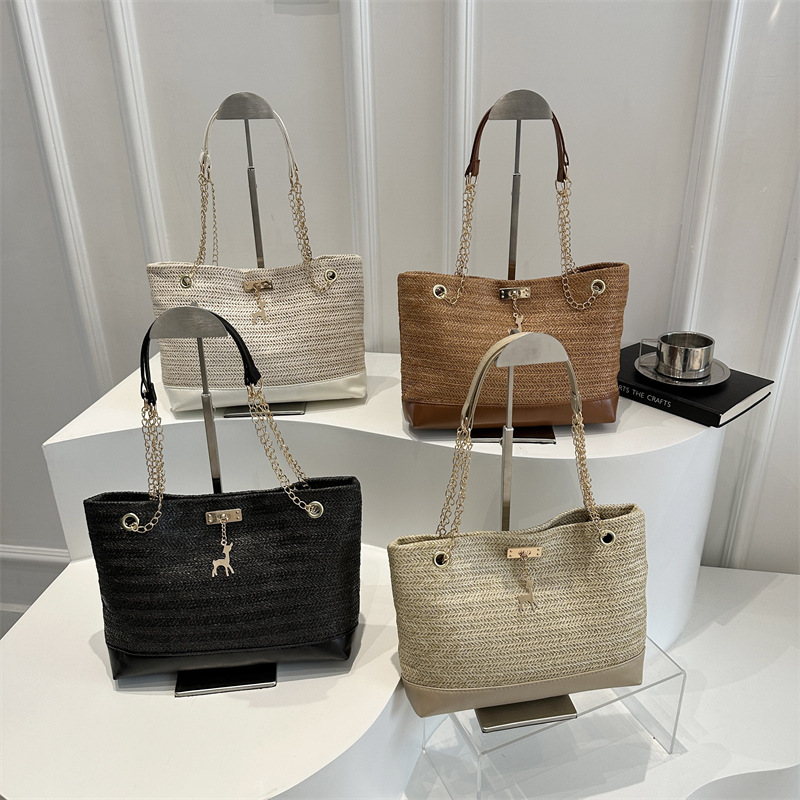 A new summer large-capacity hand-held shoulder tote bag made of straw weaving for women in 2025 Application Scenario