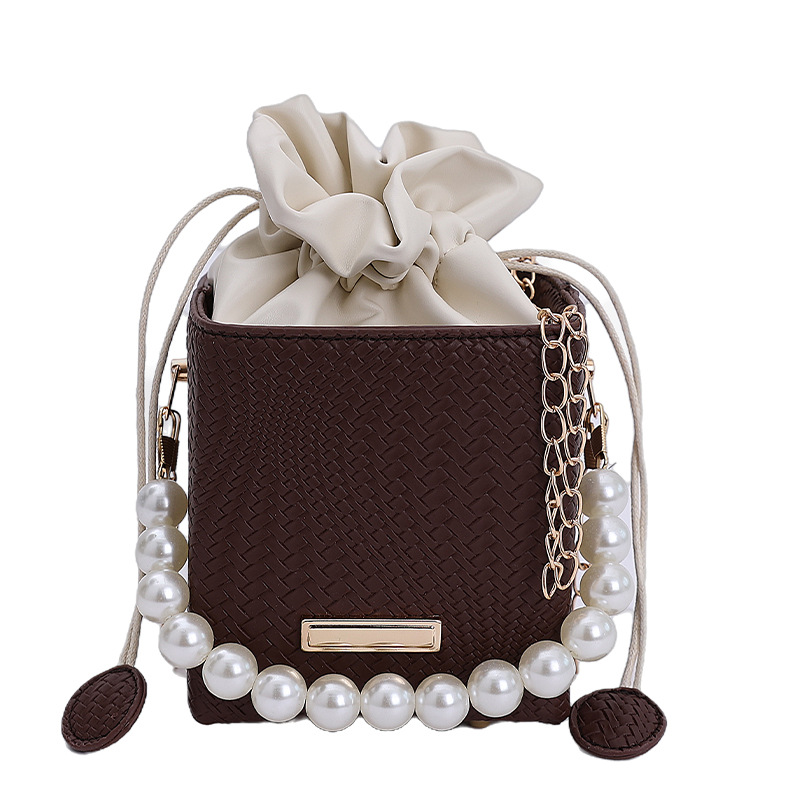 This is a trendy and stylish bucket bag designed for the summer of 2025. It is a fresh and elegant single-shoulder crossbody bag for women Item Picture