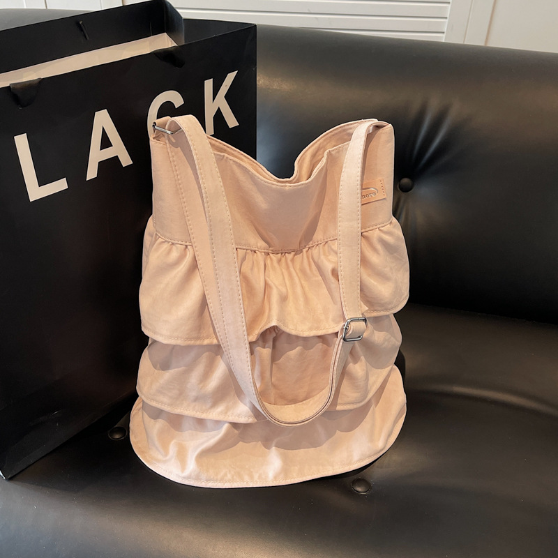 A niche design, fashionable and versatile pleated single-shoulder bucket bag, a new large-capacity casual tote bag for women in 2025 full figure