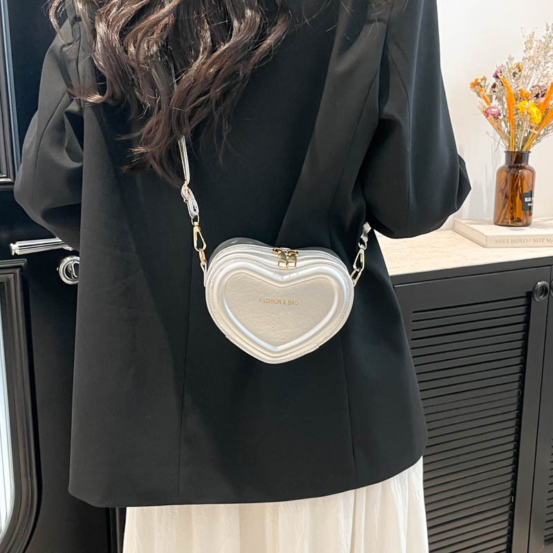 The new Korean version of the women's heart-shaped single-shoulder bag features a unique design and a high-end underarm bag. It is a niche PU fashionable crossbody bag for women details Picture