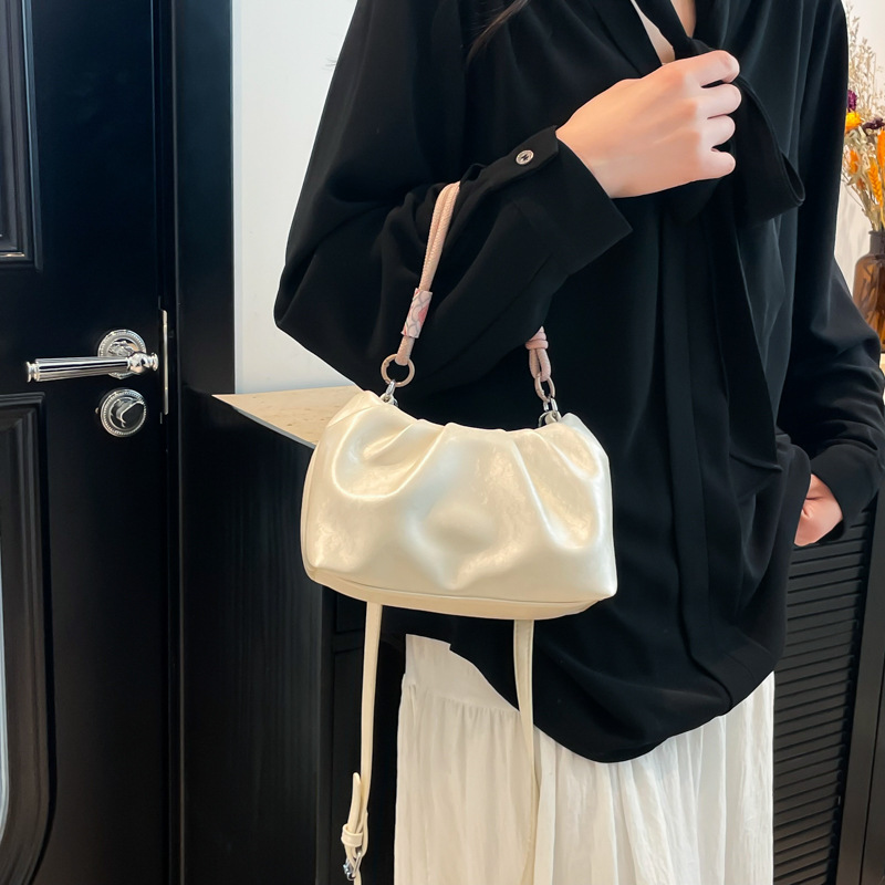 Pleated fashionable casual hand-held underarm bag for women 2025 new trendy Korean style single-shoulder bag, solid color versatile crossbody bag details Picture