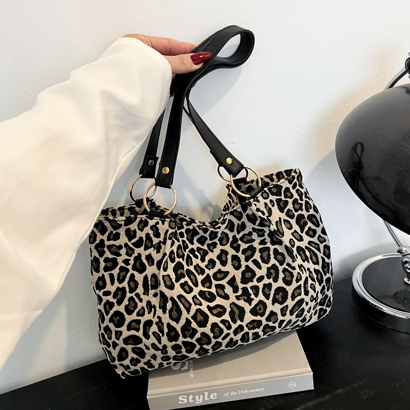 Leopard print canvas shoulder bag, tote bag, large capacity bag, 2025ins lazy style crossbody bag, women's bag full figure