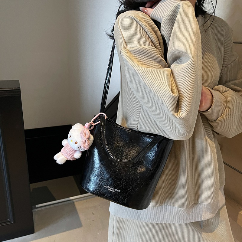 A trendy, fashionable, simple and large-capacity commuter bucket bag for women, a new 2025 popular solid color casual single-shoulder crossbody bag details Picture
