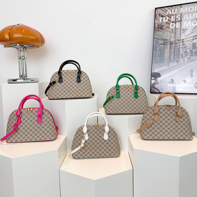 Casual, fashionable, simple and large-capacity handbag for women, a new summer 2024 stylish commuting single-shoulder shell bag Application Scenario