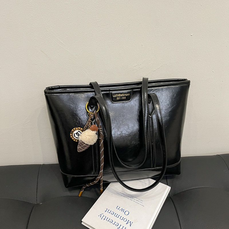 A new retro, fashionable and casual large-capacity underarm bag for women's commuting to work in 2024, a high-end single-shoulder bag Specification drawing