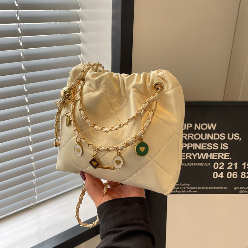 A niche and simple Instagram-style Chanel bag for women, a new 2024 stylish diamond-shaped bucket bag, a versatile single-shoulder crossbody bag details Picture