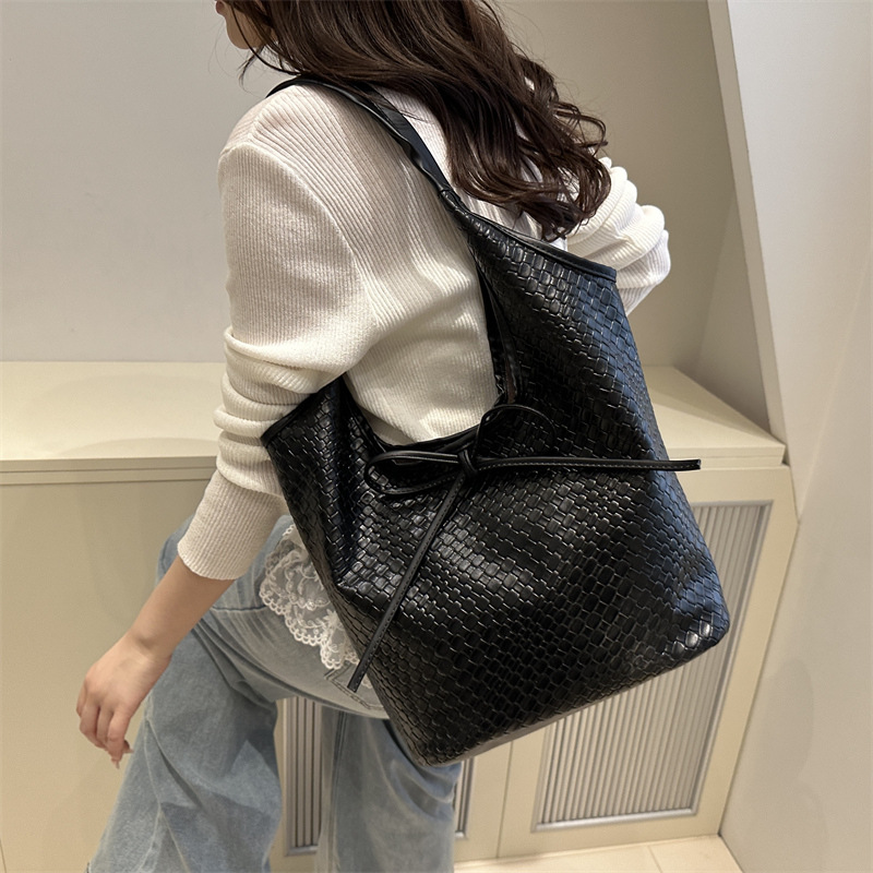 2025 High-quality large-capacity commuter tote bag, this year's trendy single-shoulder bag, women's bag, versatile and retro underarm bag Specification drawing