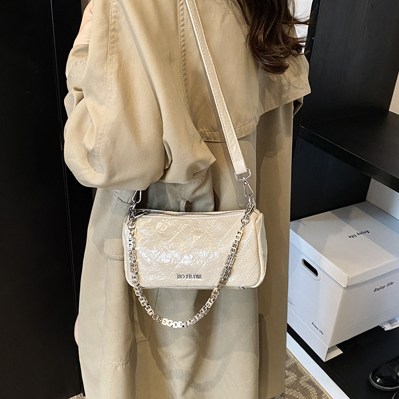 A high-end oil wax leather small square bag for women, a new 2024 trendy and fashionable chain single-shoulder crossbody bag, a versatile commuting small bag Application Scenario
