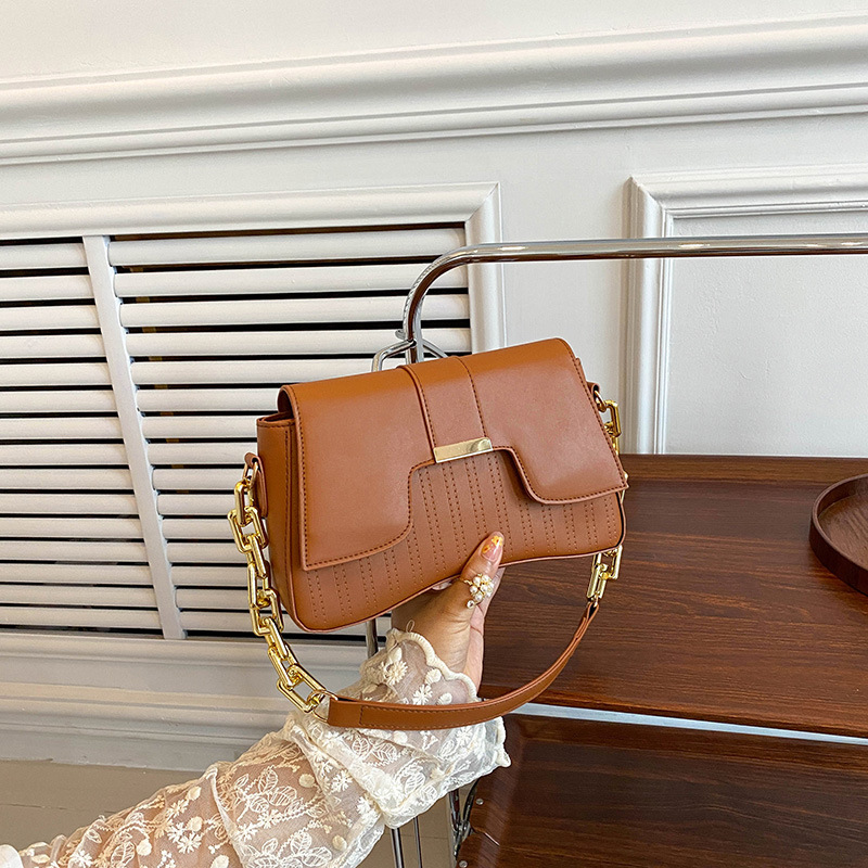 The new 2024 autumn collection of high-quality small handbags for women features a trendy color-blocking crossbody bag that is both casual and stylish, with a small square under the armpits on one shoulder Specification drawing