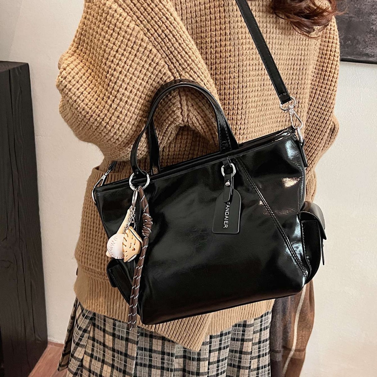 High-end texture Maillard hand-held bag for women, 2024 new retro crossbody single-shoulder bag, large-capacity tote bag full figure