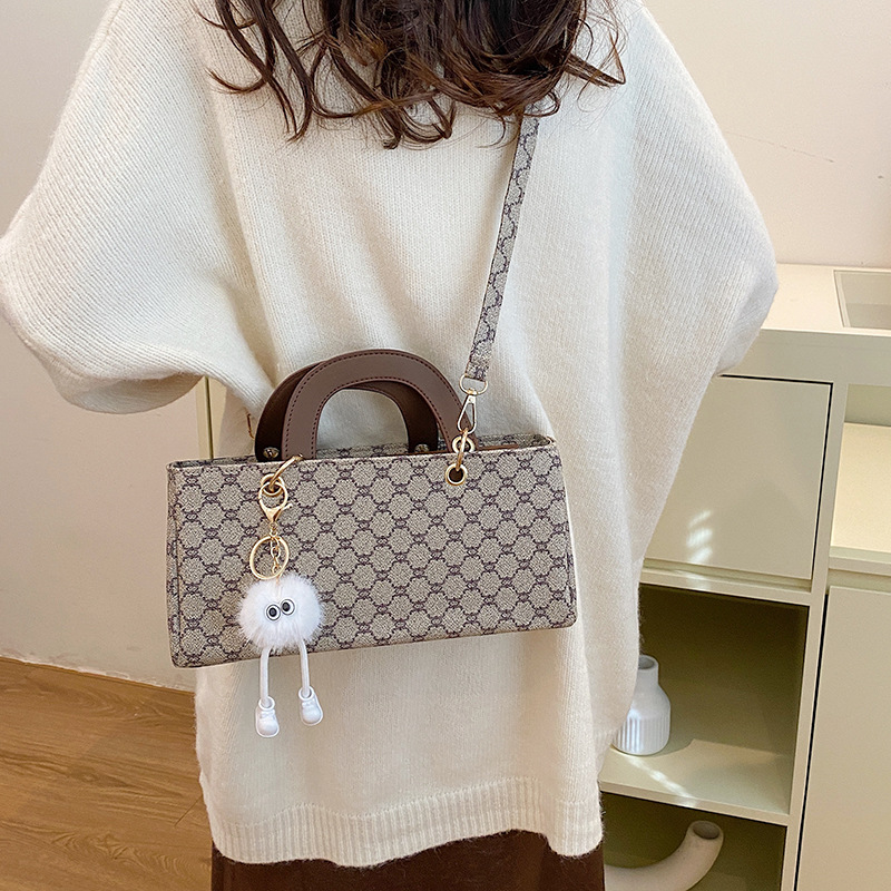 A new, stylish and simple underarm single-shoulder women's bag with a large-capacity printed pendant in the autumn of 2024 details Picture
