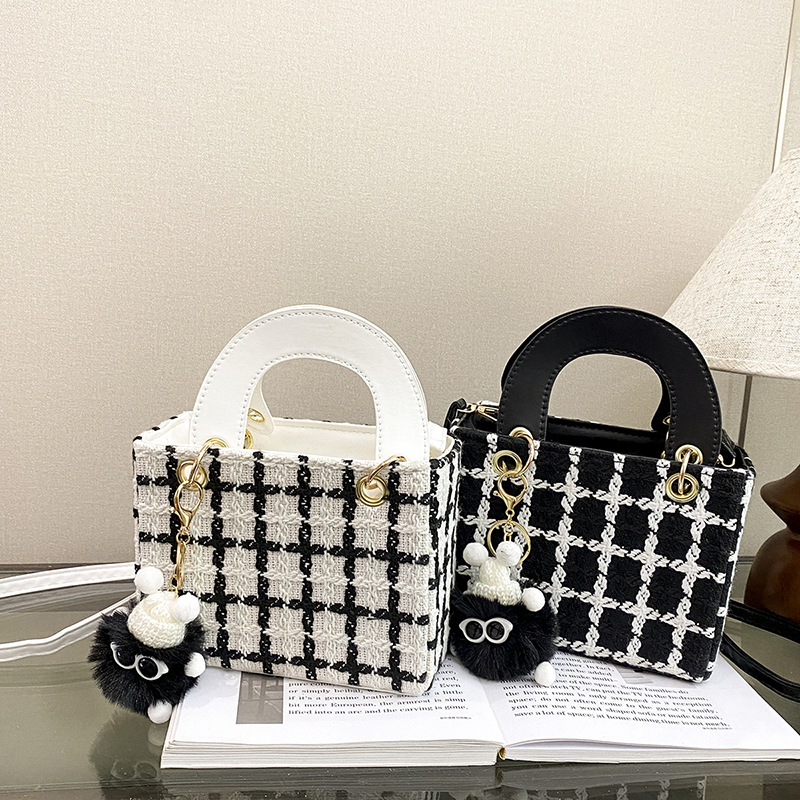 Niche design woolen bag 2025 new style bag, women's bag, spring commuting crossbody bag, hand-held princess bag Application Scenario