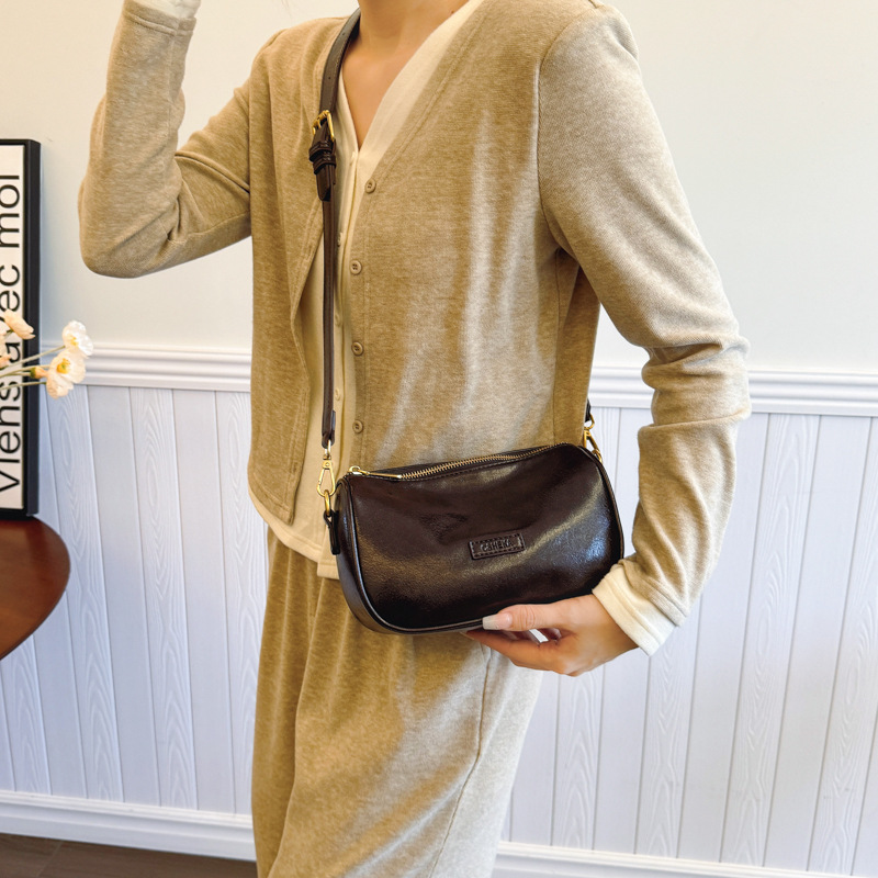 The 2024 new women's crossbody bag features a large capacity, trendy and versatile style, and a high-end look. It is a solid color single-shoulder small square bag for ladies Application Scenario