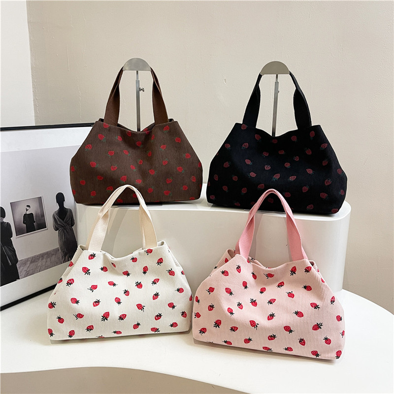 A large-capacity, simple and fashionable school-style personalized single-shoulder bag for commuting, a new spring 2025 hand-held tote bag Application Scenario