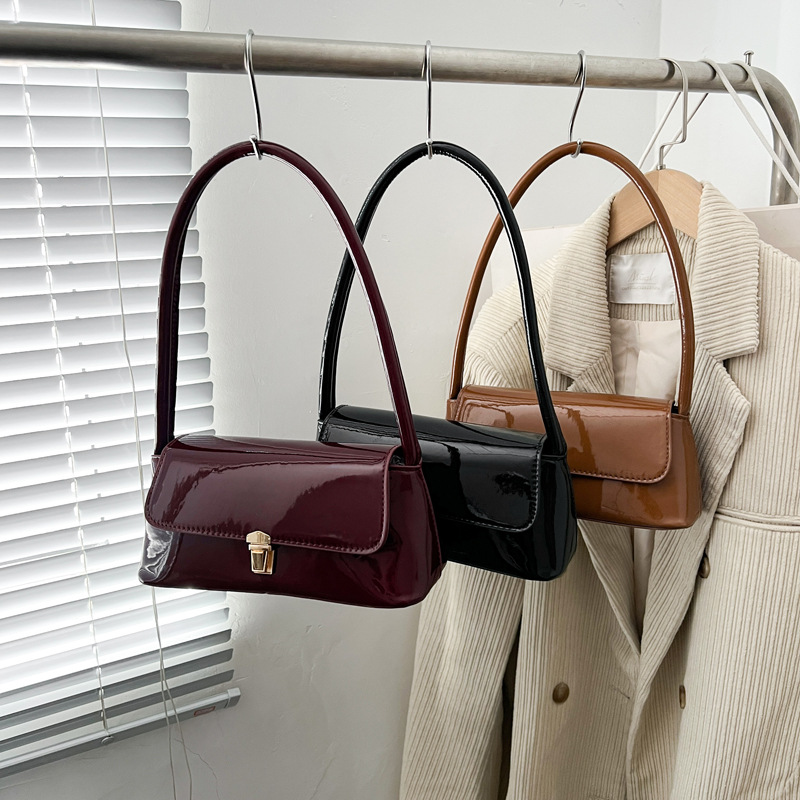 Retro and niche baguette bag for women, 2025 trendy new Korean style single-shoulder small bag, fashionable handbag, underarm bag Application Scenario