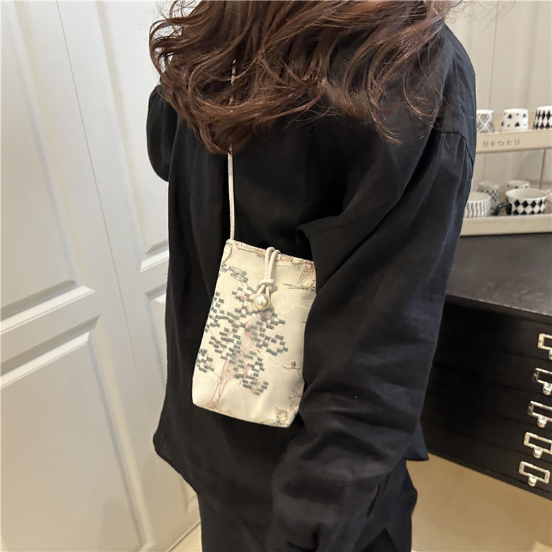 "2025 Summer Stylish Embroidered Mini Mobile phone Bag for Women 2025 New Women's single-shoulder crossbody bag Fashionable small bag. Specification drawing
