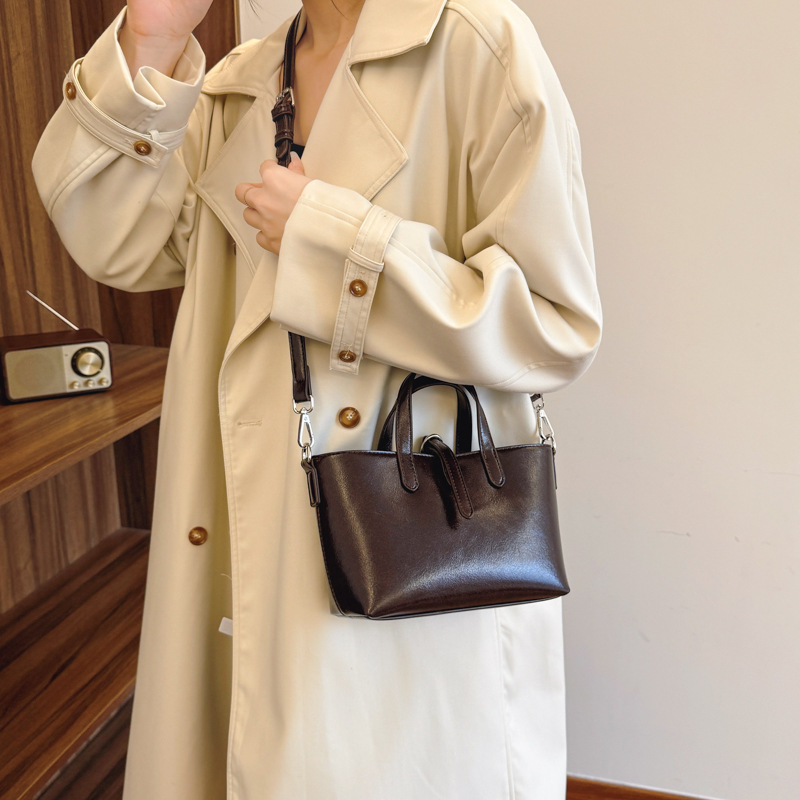 A light luxury, niche and high-end soft leather bag for women, a new 2024 versatile and fashionable handbag, a single-shoulder crossbody bucket bag Application Scenario