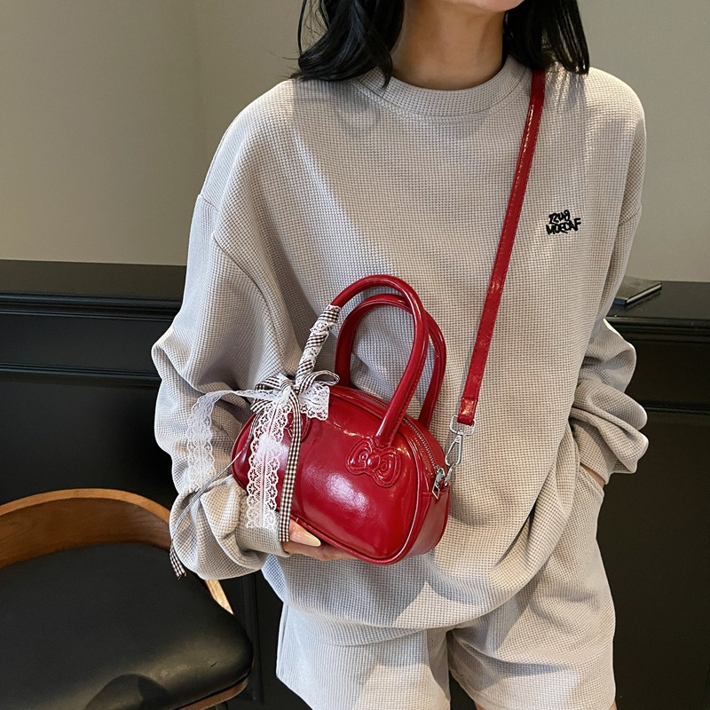 The 2025 new stylish and fashionable hand-held pillow bag exudes a sense of sophistication for women. It is a simple, lace and sweet single-shoulder crossbody bag Application Scenario