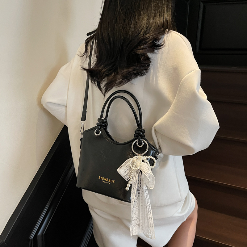 A trendy and fashionable super popular hand-held bucket bag for women in 2025, a new light luxury, niche and high-end commuter single-shoulder crossbody bag details Picture