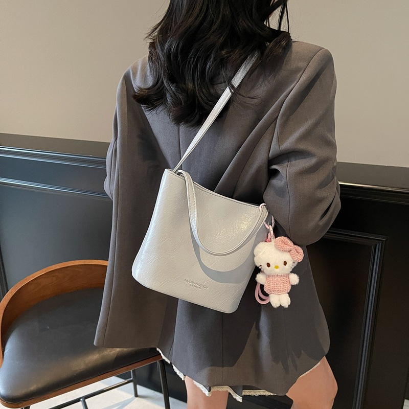 A trendy, fashionable, simple and large-capacity commuter bucket bag for women, a new 2025 popular solid color casual single-shoulder crossbody bag Specification drawing