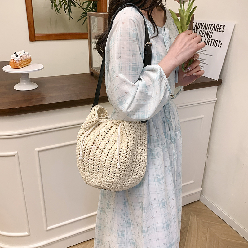 A fashionable and trendy forest-themed, simple and laid-back woven tote bag, a large-capacity single-shoulder bag for women's casual commuting Application Scenario