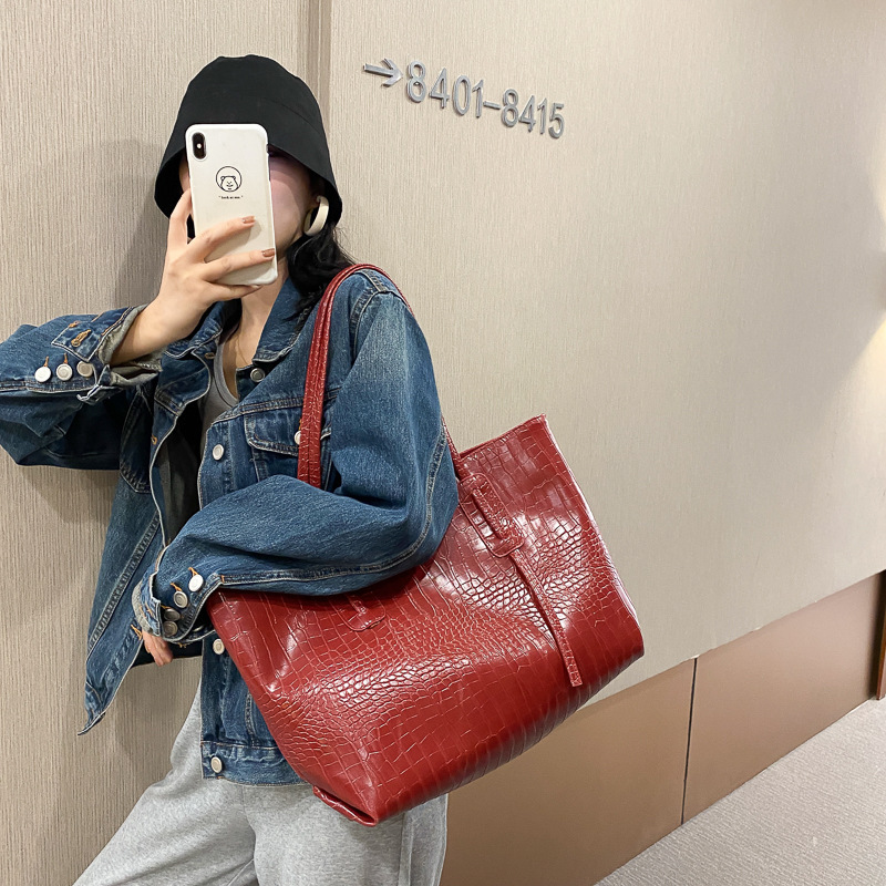 Simple and large-capacity bag for women, 2020 new style, trendy and fashionable, crocodile pattern, versatile, single-shoulder, popular on social media, with a particularly large handle Specification drawing