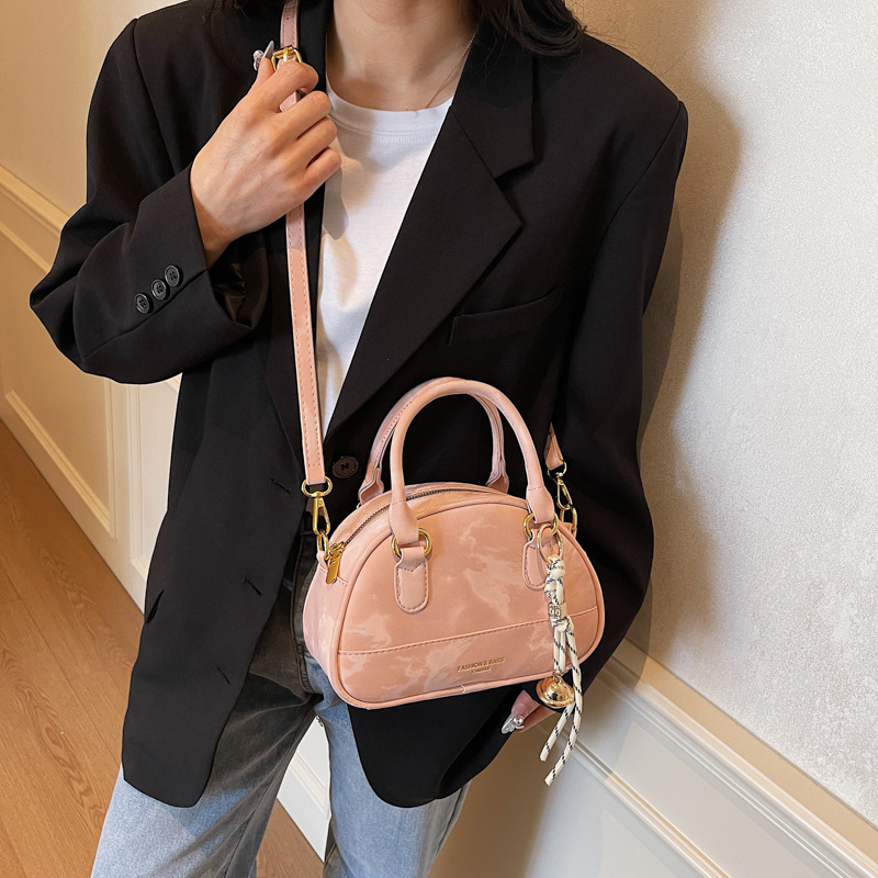 This is a super popular and fashionable handbag for women in 2025, featuring a high-end soft leather single-shoulder pillow bag and a Korean-style casual crossbody bag Specification drawing