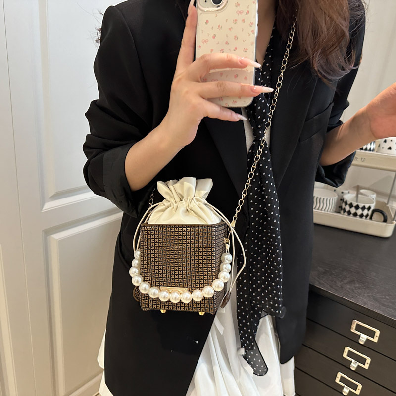 The 2025 new pearl chain bucket bag is a niche design for women with a high-end feel. It is a mini phone bag that can be carried diagonally on one shoulder or by hand Specification drawing