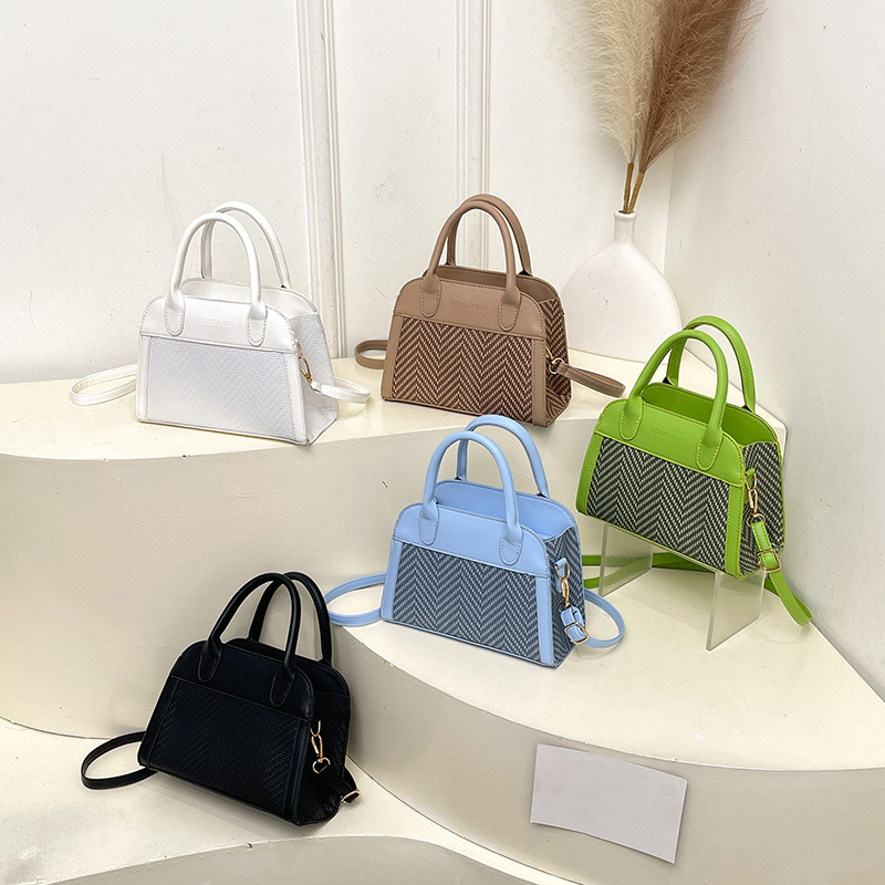 Korean niche retro hand-held shell bag for women, Spring 2025 new style, high-end, versatile and trendy single-shoulder crossbody bag Application Scenario