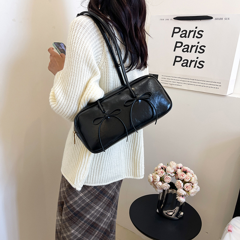 Urban simple and elegant underarm bag for women 2024 new style fashionable commuter bag, solid color design, single-shoulder underarm bag, trendy Application Scenario