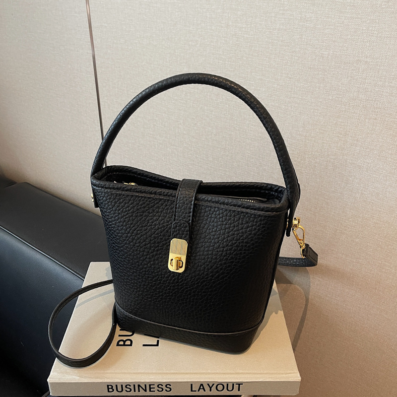 This year, retro small bags are in vogue. The 2025 new versatile crossbody bag with a high-end feel and large capacity hand-held bucket bag Specification drawing