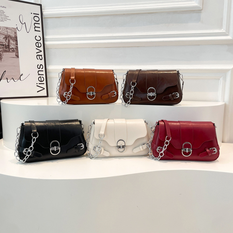 The 2025 new spring and summer retro baguette underarm bag, lockable flip cover bag, versatile commuter single-shoulder crossbody bag for women Application Scenario