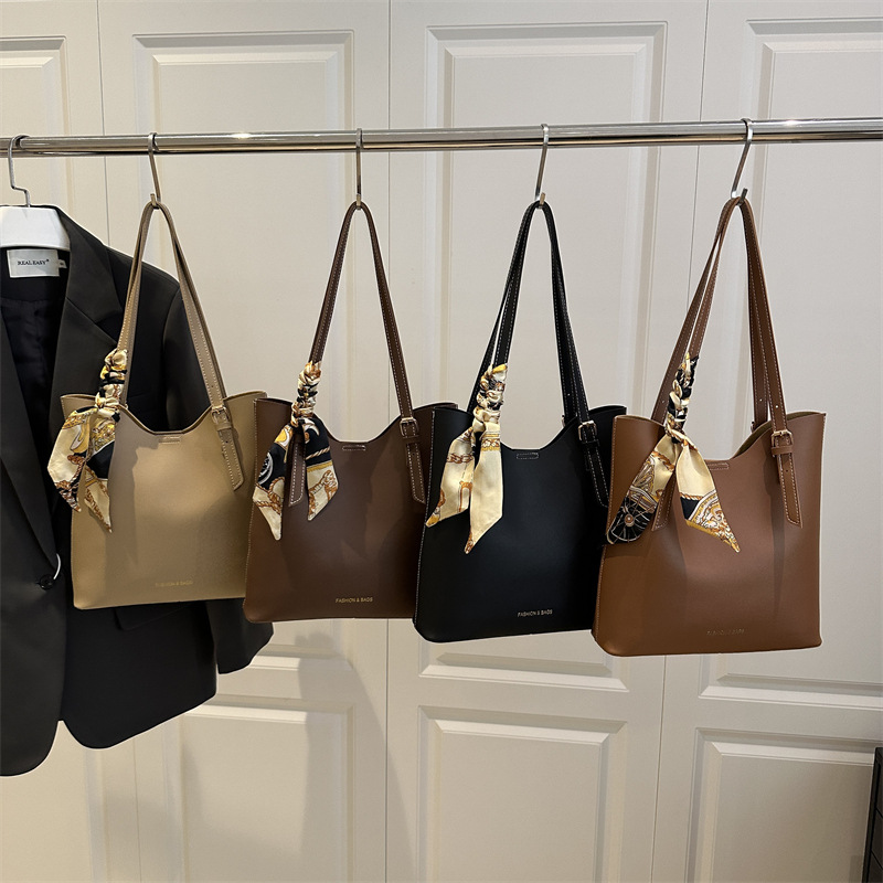 High-end silk scarf handbag 2025 Cross-border new style versatile ins single-shoulder underarm bag Retro commuter tote bag Application Scenario