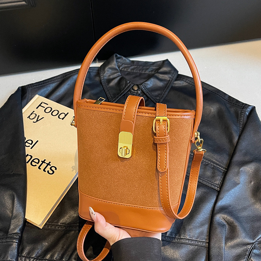 The 2024 new retro, simple, fashionable and niche design single-shoulder crossbody bag is a trendy and versatile hand-held bucket bag full figure