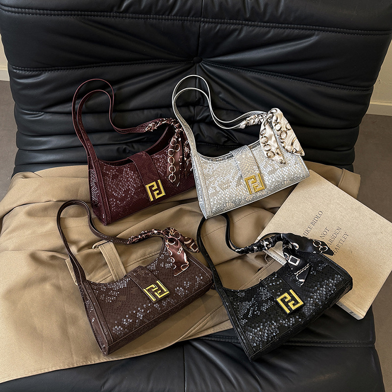 The new spring 2025 single-shoulder bag is fashionable, trendy and features a niche design. The underarm bag is unique and stylish. The crescent bag is unique and stylish Application Scenario