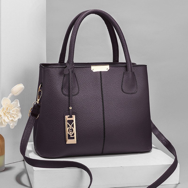 Factory direct sales of 2023 fashionable and trendy women's bags, large-capacity simple single-shoulder crossbody bags for export Application Scenario