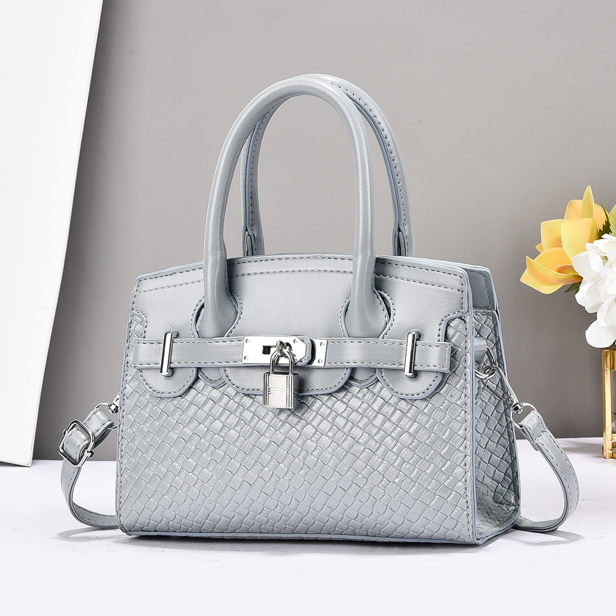 The factory's new lockable women's bag is fashionable and trendy, with a high-end feel. It's a single-shoulder crossbody bag and a large-capacity handbag Specification drawing