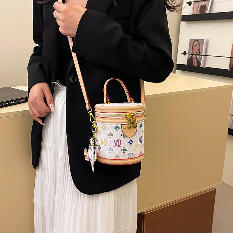 Cross-border retro print patchwork hand-held bucket bag for women, 2025 new trendy old pattern fashionable single-shoulder crossbody bag for women Application Scenario