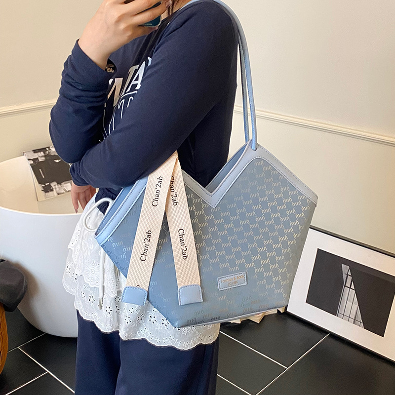 This is a new high-end, versatile, large-capacity tote bag for women, which is stylish, simple and casual for commuting details Picture