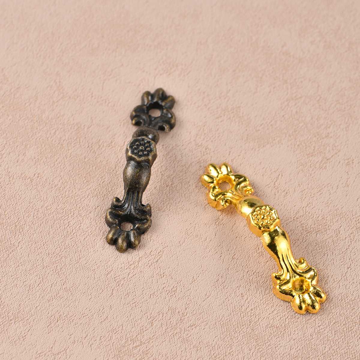 The B-149 mini antique handle drawer cabinet decoration zinc alloy antique copper jewelry box is exquisitely decorated full figure