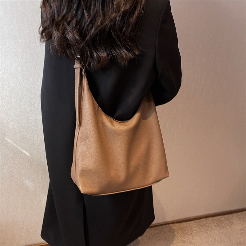 Large-capacity women's 2024 new trendy single-shoulder bag, solid-color fashionable women's bag, high-end commuting crossbody bag for work Application Scenario