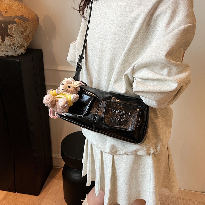 High-quality and fashionable multi-pocket underarm bag for women, 2025 new Korean-style motorcycle bag, single-shoulder bag, trendy solid color crossbody bag Application Scenario