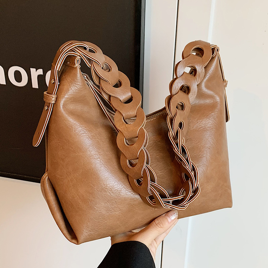 A niche design sense crossbody bag for women, a new 2024 retro and versatile commuter bag, a high-end commuter tote bag full figure