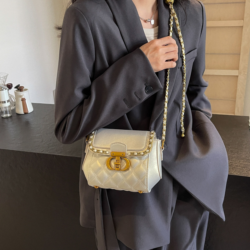 A new 2024 Korean high-end style women's stylish diamond-shaped chain small square bag, a niche and versatile single-shoulder crossbody bag Application Scenario