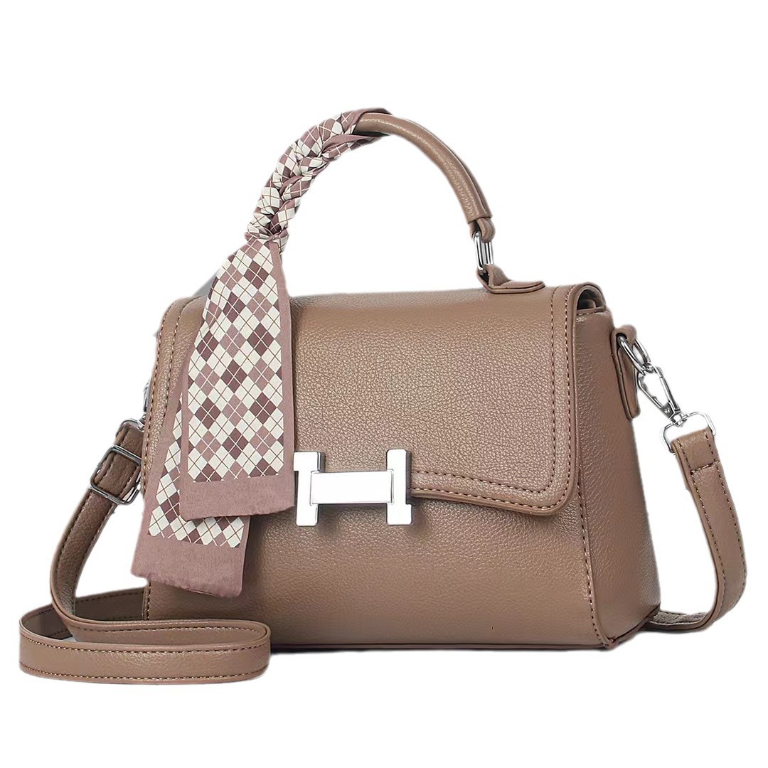 One-piece consignment for 2024 new trendy and fashionable hand-held small square bag for women, high-end and versatile single-shoulder crossbody bag Item Picture