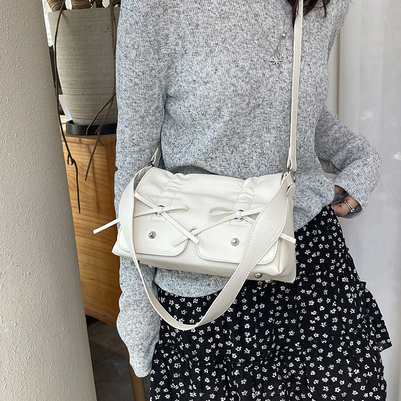 2025 New Korean-style pleated handbag, bow underarm bag, multi-pocket single-shoulder bag, fashionable crossbody bag, women's bag Application Scenario