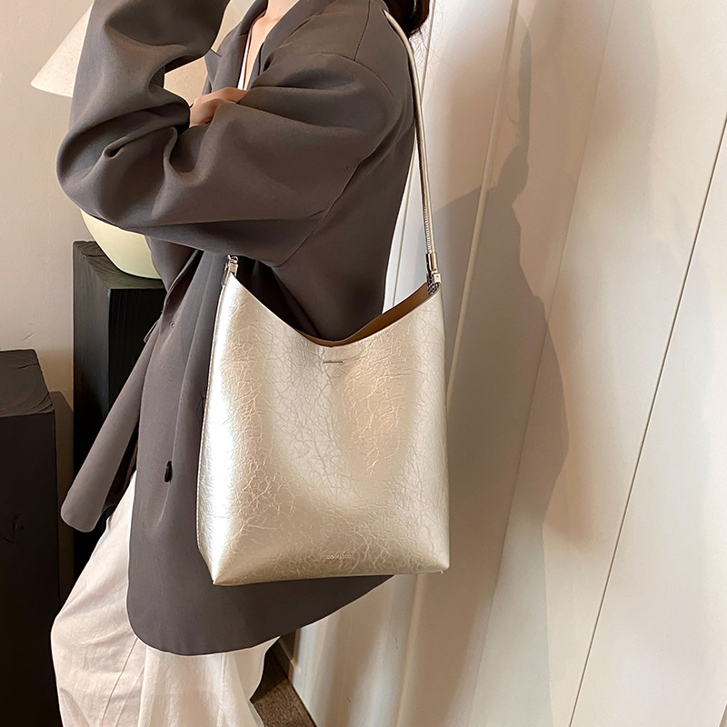 A trendy and versatile underarm bag for women, a Korean style fashionable and casual bucket bag, a new large-capacity single-shoulder bag for commuting in 2024 Application Scenario