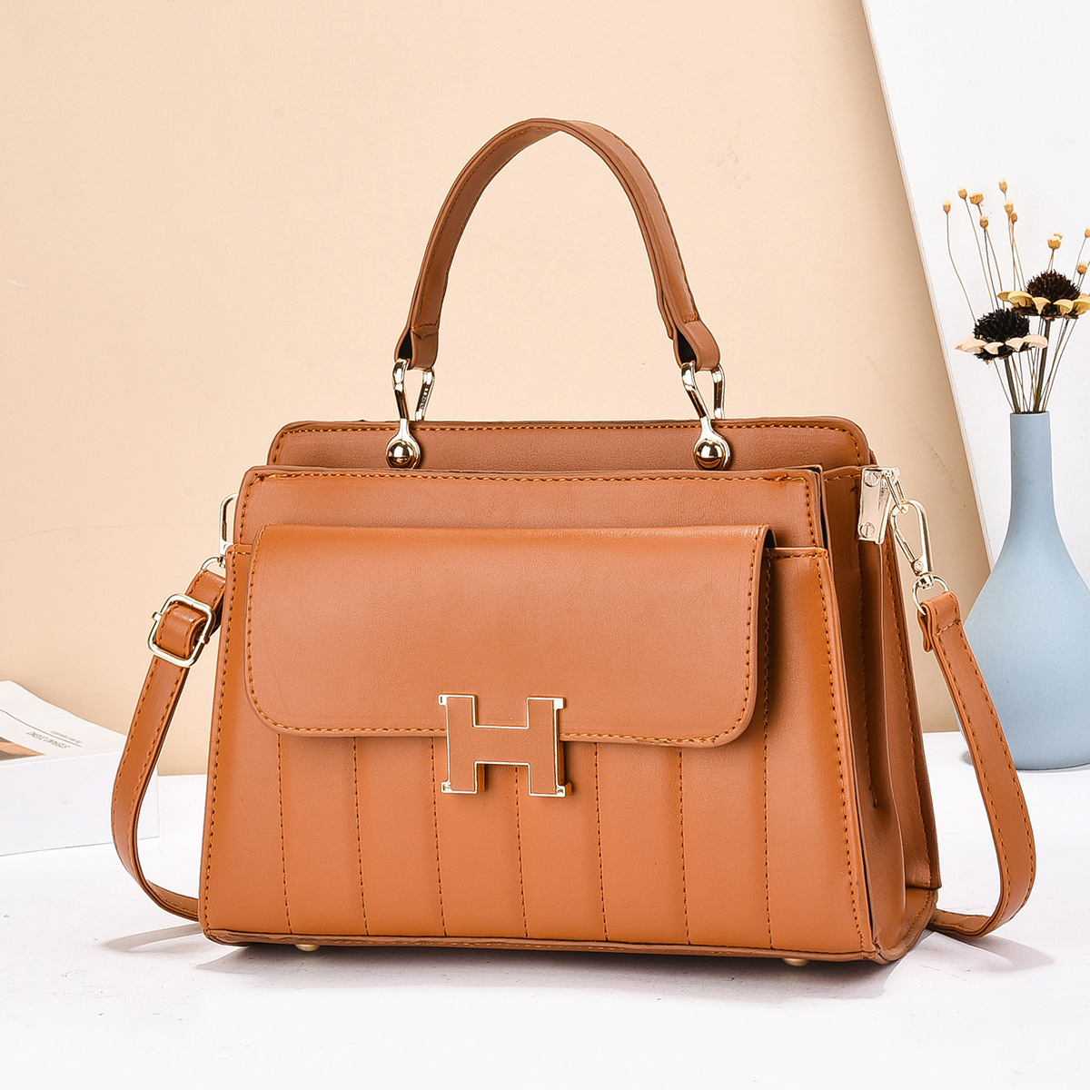 2025 Korean version solid color handbag, women's fashion, European and American trend, versatile and exquisite single-shoulder crossbody bag manufacturer wholesale details Picture