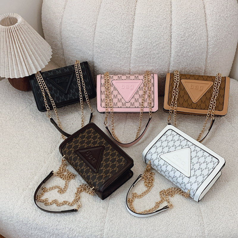 A trendy, fashionable, versatile and high-quality single-shoulder crossbody women's bag, a new cross-border commuting small square bag with letter prints Application Scenario