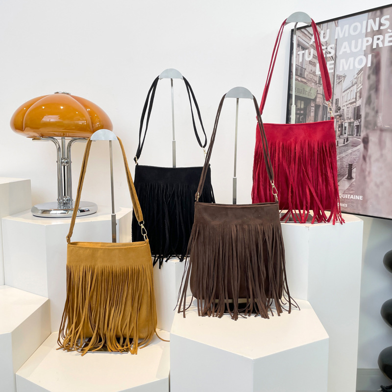Spring 2025 new Korean-style retro fringed single-shoulder women's bag, stylish and trendy European and American commuter tote bag Application Scenario